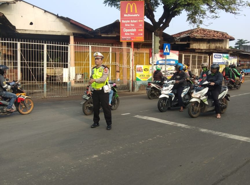 Gatur Lalin Pagi, Polsek Cipondoh Beri Layanan Prima