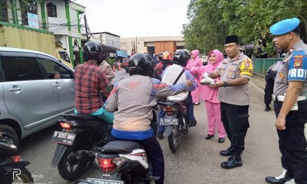 Polsek Benda Bersama Bhayangkari Berikan Ta’jil Kepada Pengguna Jalan Yang Melintas