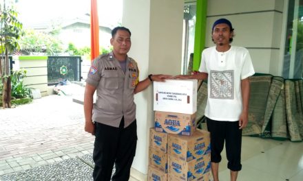 Peringati Bulan Ramadhan 1440 H, Polsek Cipondoh Bagikan Kurma dan Air Mineral