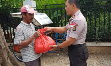 Wakapolsek Batu Ceper berikan sembako kepada warga yang berprofesi sebagai Tukang Becak