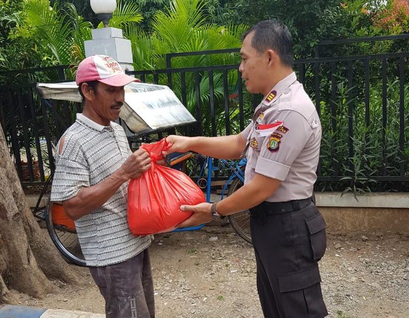 Wakapolsek Batu Ceper berikan sembako kepada warga yang berprofesi sebagai Tukang Becak