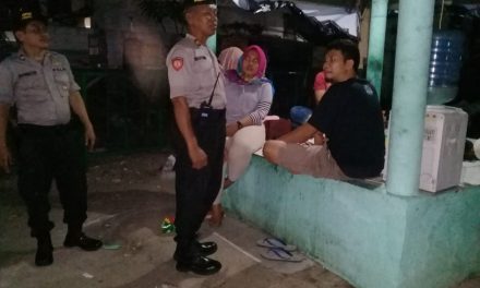 Patroli dialogis Samapta Polsek Neglasari dengan warga di pagi dini hari