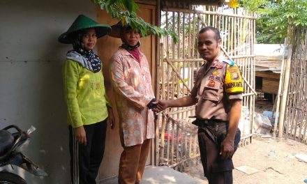 Aiptu Slamet Sugianto sambangi Ibu Saroh Penghuni Slum area