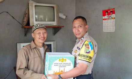 Bhabinkamtibmas Polsek Neglasari berikan bingkisan Lebaran Kepada Tokoh Agama