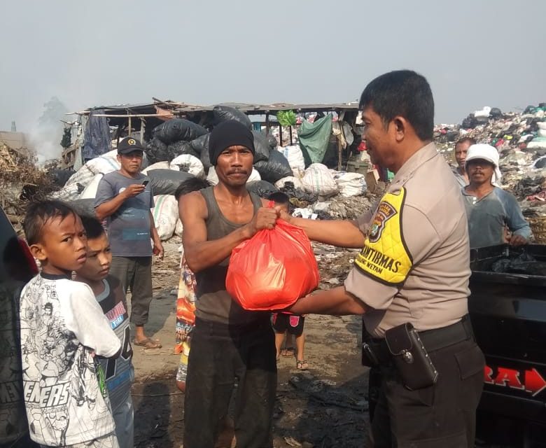 Binmas Polsek Neglasari bersama Perkumpulan Suster bagikan Sembako Gratis