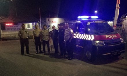 WAKAPOLSEK KARAWACI AKP NUR JAYA S.H BESERTA ANGGOTANYA MELAKSANAKAN PATROLI BIRU DAN CIPKON