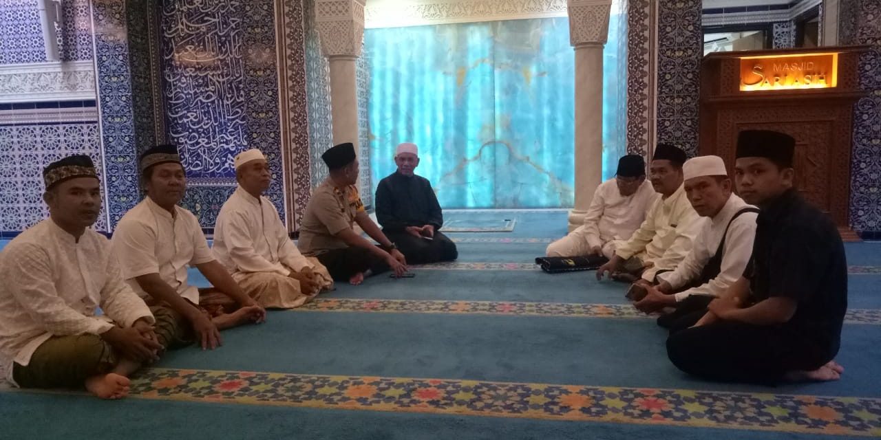 KAPOLSEK KARAWACI DIDAMPINGI BINAMAS SUKAJADI MELAKSANAKAN SHALAT TARAWEH KELILING DI MASJID SARI ASIH KELURAHAN SUKAJADI