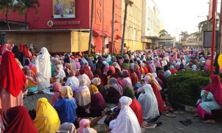 BHABINKAMTIBMAS CIMONE JAYA DAN ANGGOTA MELAKSANAKAN PENGAMANAN SHOLAT  IDHUL FITRI JAMAAH LDII DI HALAMAN PARKIR MALL PLAZA SHINTA KEC. KARAWACI TANGERANG