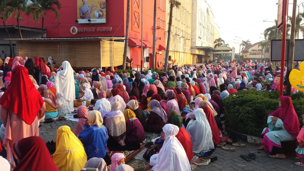 BHABINKAMTIBMAS CIMONE JAYA DAN ANGGOTA MELAKSANAKAN PENGAMANAN SHOLAT  IDHUL FITRI JAMAAH LDII DI HALAMAN PARKIR MALL PLAZA SHINTA KEC. KARAWACI TANGERANG