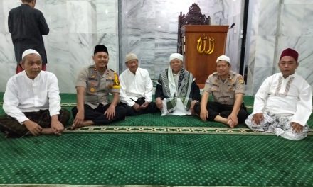 GIAT CINTA MASJID :  KAPOLSEK KARAWACI KOMPOL DODDY GINANJAR, SH DAN PANIT I BIMMAS IPDA NURMAN,SH MELAKSANAKAN JUMLING DI MASJID JAMI AL MUHAJIRIN  KEL.NUSA JAYA KEC. KARAWACI TANGERANG