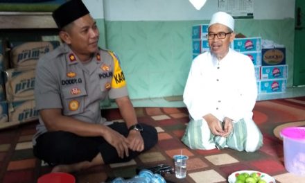 KAPOLSEK KARAWACI DI DAMPINGI PANIT BIMAS IPDA  NURMAN,SH, BERSILATURAHMI DENGAN TOGA SEKALIGUS PIMPINAN  PONPES ROUDLOTUSSALAM CIMONE, BPK. KH. ABDUL MUKTI / KH.UTIN