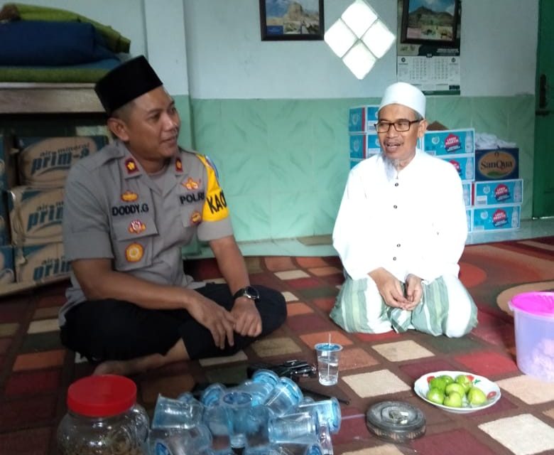 KAPOLSEK KARAWACI DI DAMPINGI PANIT BIMAS IPDA  NURMAN,SH, BERSILATURAHMI DENGAN TOGA SEKALIGUS PIMPINAN  PONPES ROUDLOTUSSALAM CIMONE, BPK. KH. ABDUL MUKTI / KH.UTIN