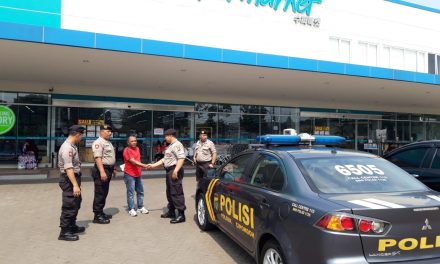 Cegah Kejahatan Saat Menjelang Sholat Jumat, Unit Samapta Polsek Cipondoh Pantau Supermarket