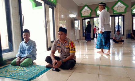 KAPOLSEK KARAWACI SHOLAT JUMAT DI MASJID BAITURRAHMAN