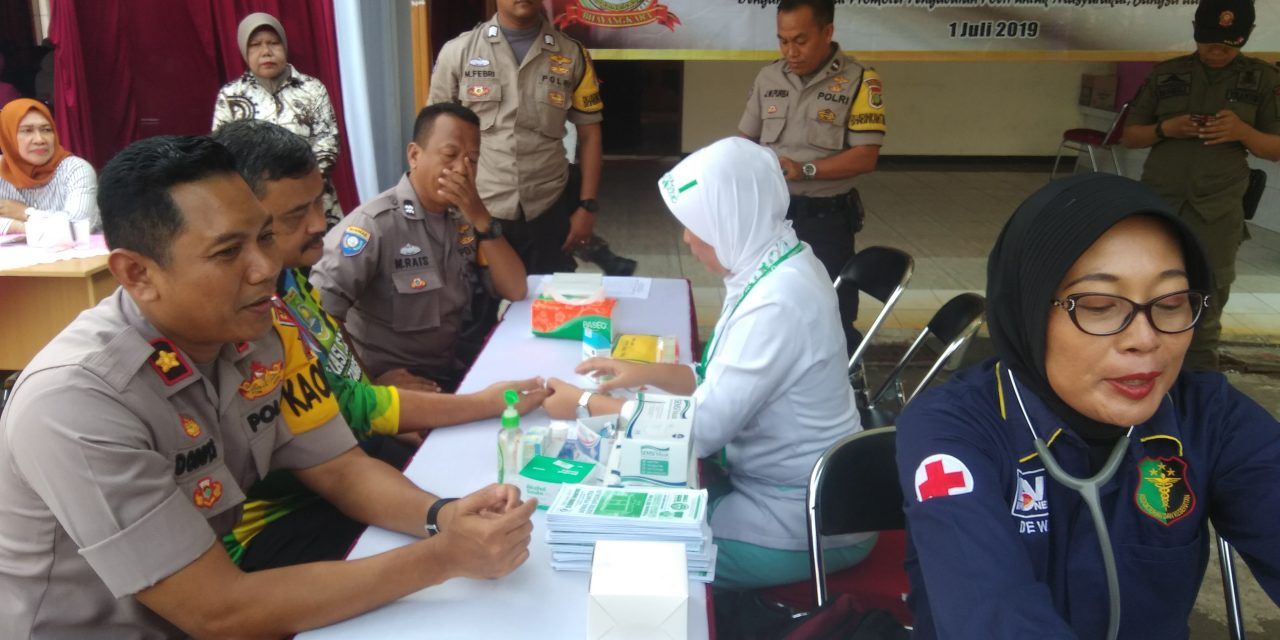 POLSEK KARAWACI MELAKSANAKAN KEGIATAN BAKTI SOSIAL PENGECEKAN DAN PENYULUHAN KESEHATAN DI POLSEK KARAWACI DALAM RANGKA MENYAMBUT DIRGAHAYU BHAYANGKARA KE. 73.