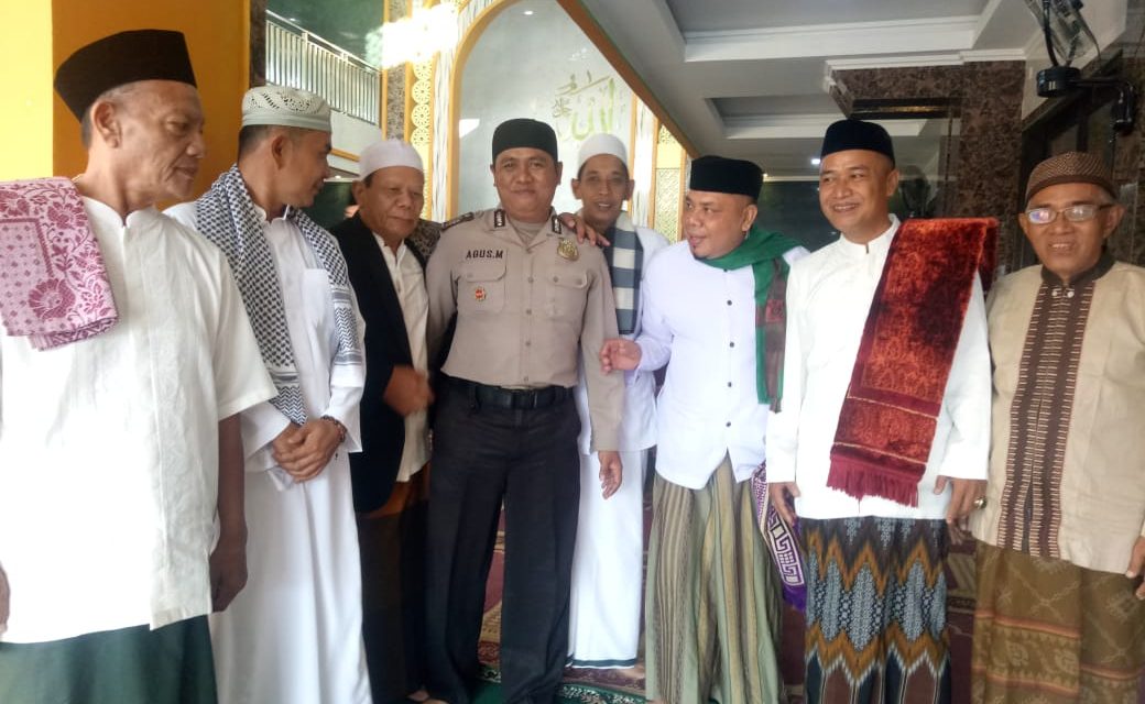 Jalin Silaturahmi Dengan Tokoh Agama, Bhabinkamtibmas Polsek Cipondoh Sholat Jumat Berjamaah