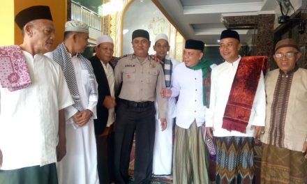 Jalin Silaturahmi Dengan Tokoh Agama, Bhabinkamtibmas Polsek Cipondoh Sholat Jumat Berjamaah