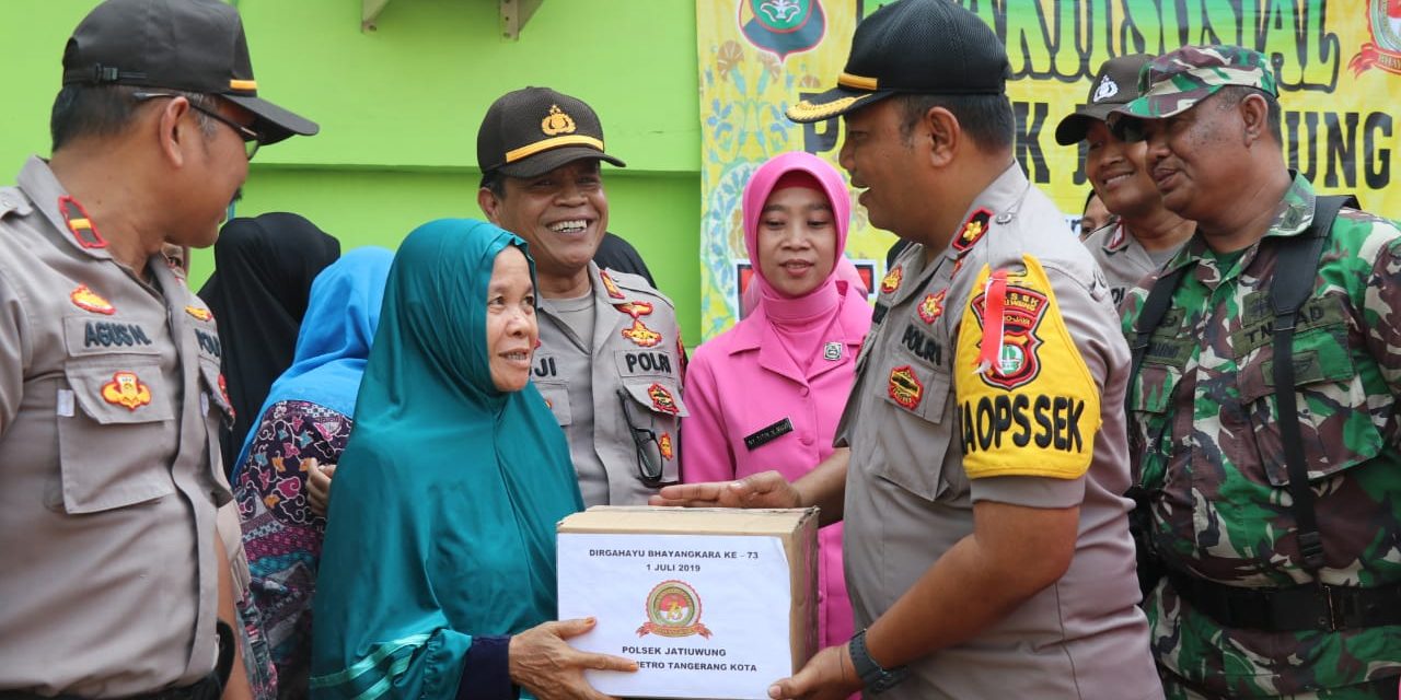 Gelar Bhaksos, Polsek Jatiuwung Bagikan 100 Paket Sembako ke Warga