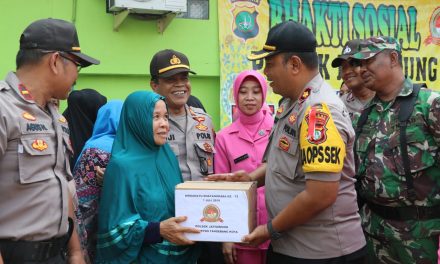 Gelar Bhaksos, Polsek Jatiuwung Bagikan 100 Paket Sembako ke Warga