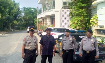 UNIT PATROLI 6305 SAMAPTA POLSEK CILEDUG MELAKSANAKAN GIAT PATROLI CIPKON DIALOGIS DENGAN SECURITY PERUMAHAN Puri Beta 2 Cluster Kiara Payung ANTISIPASI TERJADINYA RUMSONG, 3C (CURAT,CURAS DAN CURANMOR),TAWURAN, HOAK SERTA TINDAK KEJAHATAN LAINNYA.