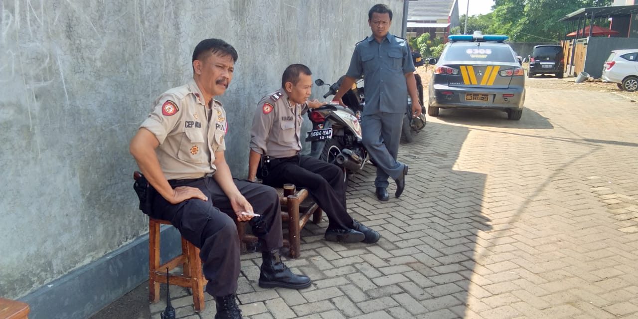 UNIT PATROLI 6305 SAMAPTA POLSEK CILEDUG MELAKSANAKAN GIAT PATROLI CIPKON DIALOGIS DENGAN SECURITY PERUMAHAN DEPLU ANTISIPASI TERJADINYA RUMSONG, 3C (CURAT,CURAS DAN CURANMOR),TAWURAN, HOAK SERTA TINDAK KEJAHATAN LAINNYA.