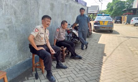 UNIT PATROLI 6305 SAMAPTA POLSEK CILEDUG MELAKSANAKAN GIAT PATROLI CIPKON DIALOGIS DENGAN SECURITY PERUMAHAN DEPLU ANTISIPASI TERJADINYA RUMSONG, 3C (CURAT,CURAS DAN CURANMOR),TAWURAN, HOAK SERTA TINDAK KEJAHATAN LAINNYA.