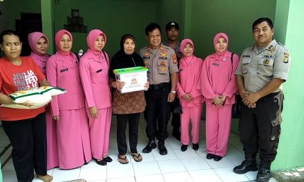 Sambut HUT Bhayangkara ke-73, Polsek Jatiuwung Berikan Santunan Kepada Para Warakawuri