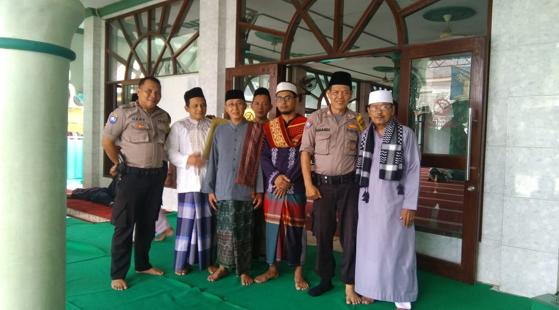 Sholat Jumat Berjamaah Sarana Bhabinkamtibmas Polsek Cipondoh Ciptakan Suasana Aman