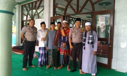 Sholat Jumat Berjamaah Sarana Bhabinkamtibmas Polsek Cipondoh Ciptakan Suasana Aman