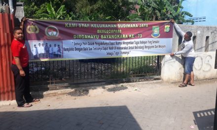 BHABINKAMTIBMAS KELURAHAN SUDIMARA JAYA AIPTU  JAMHURI MELAKSANAKAN GIAT PEMASANGAN SPANDUK HUT BHAYANGKARA  KE 73