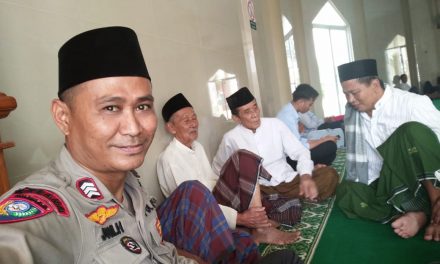 Tingkatkan Sinergritas bersama para Ulama, Bhabinkamtibmas Brigadir Joni datangi Ustadz Kholik