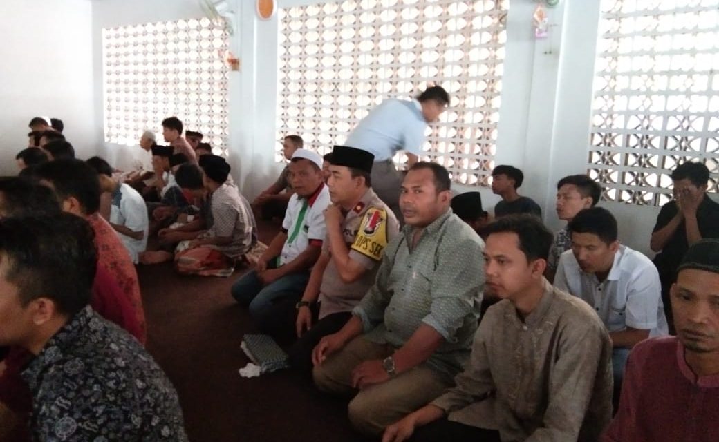 Kapolsek Batu Ceper Sholat Jumat berjamaah bersama warga di Masjid Jami AL Muhajirin