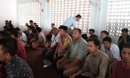 Kapolsek Batu Ceper Sholat Jumat berjamaah bersama warga di Masjid Jami AL Muhajirin