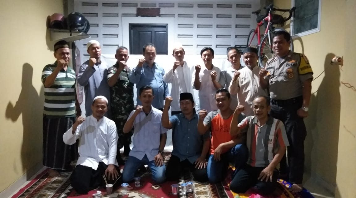 Bhabinkamtibmas Polsek Cipondoh Bersama Tiga Pilar Menghimbau Warga Untuk Tidak Berbuat Anarkis