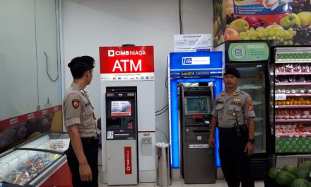 Cegah Kejahatan Di Malam Hari, Patroli Samapta Polsek Cipondoh Pantau Minimarket