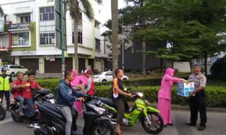 Ibu-Ibu Bhayangkari Ranting Jatiuwung Bersama Polsubsektor Palem Semi Bagikan Takjil Gratis 