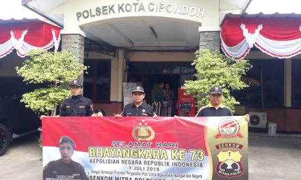 Senkom Berikan Ucapan HUT Bhayangkara Ke-73 Melalui Spanduk Ke Polsek Cipondoh