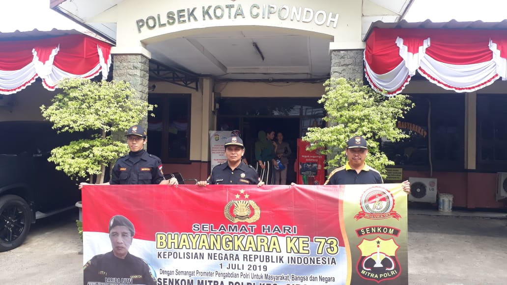 Senkom Berikan Ucapan HUT Bhayangkara Ke-73 Melalui Spanduk Ke Polsek Cipondoh