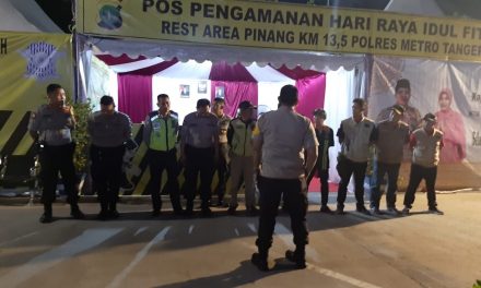 Kapolsek Cipondoh Berikan Semangat Kepada Anggota Pospam yang Sedang Berjaga