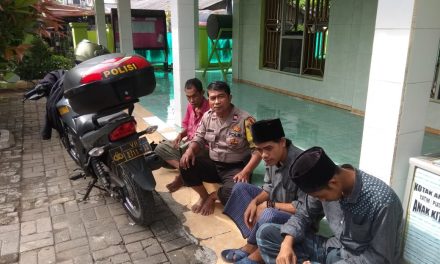 Usai shalat berjamaah bersama Warga, Binmas Polsek Neglasari imbau Warga tetap waspada