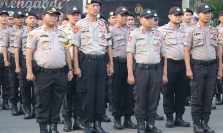 Kapolsek Neglasari menjadi Komandan Peleton dalam apel jam Pimpinan