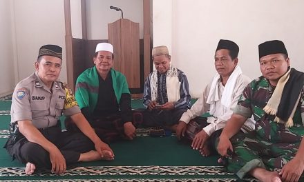 Silaturahmi Dengan DKM Masjid Al-Ikhlas kampung Rawakompeni,Bhabinamtibmas Benda sampaikan Pesan Kamtibmas