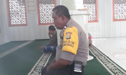 Saat Adzan Berkumandang Bhabinkantibmas Ds. Kosambi Timur Sambangi Masjid Jihadul Mukminin