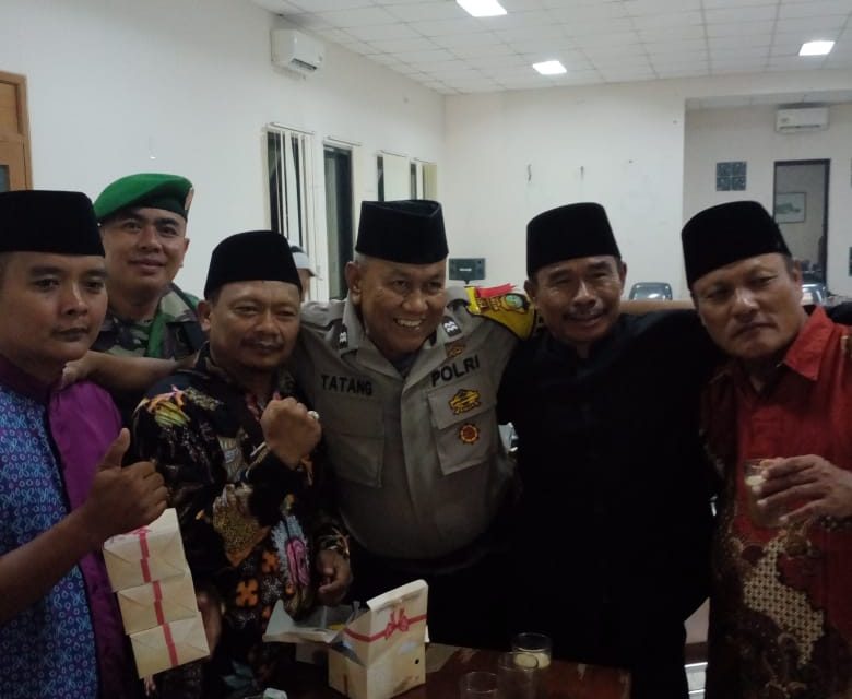 Aiptu Tatang Efendi Hasyim Hadiri Pesta Pernikahan Warganya