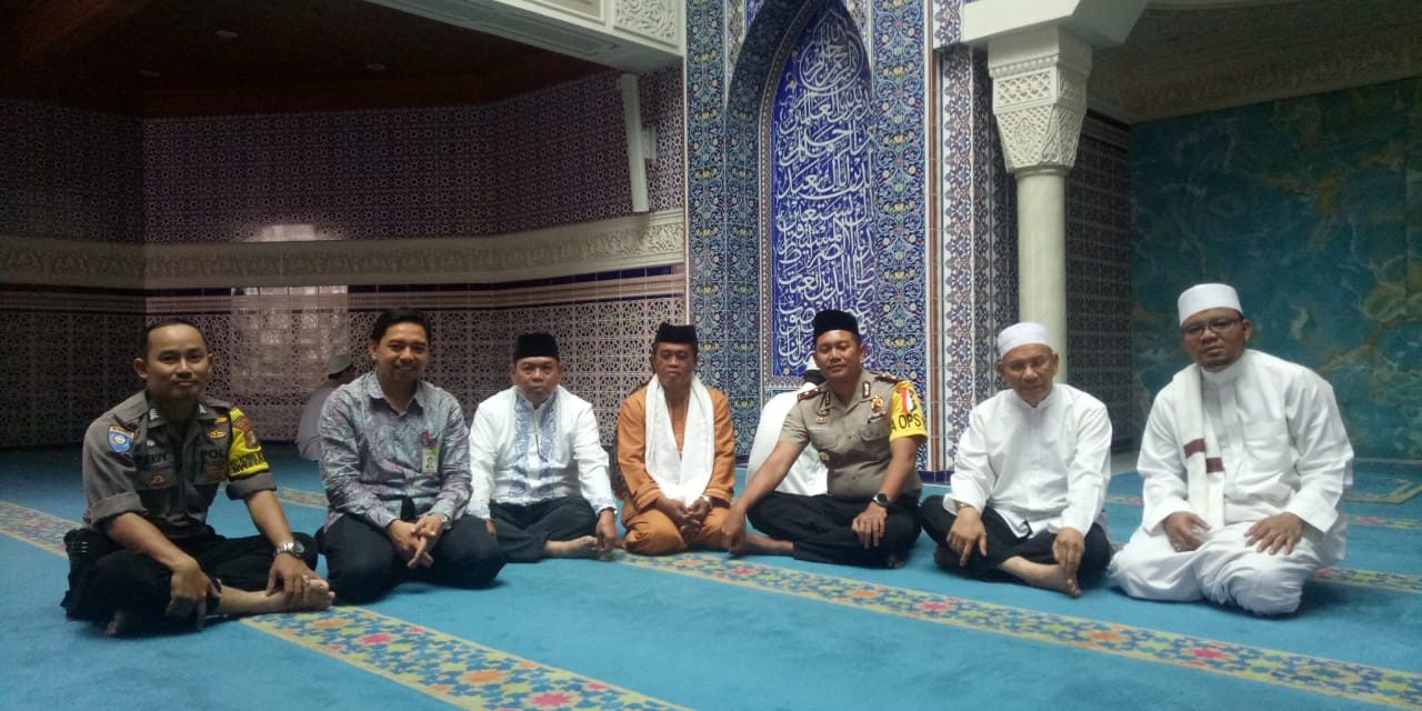 KAPOLSEK KARAWACI KOMPOL DODDY GINANJAR,SH DAN KANIT PATROLI IPTU JUMBADI,SH DI DAMPINGI BINAMAS MELAKSANAKAN JUMLING SEKALIGUS COOLING SYTEM DI MASJID SARI ASIH