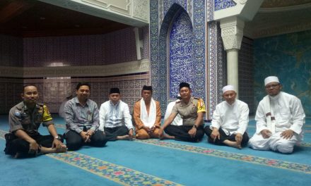 KAPOLSEK KARAWACI KOMPOL DODDY GINANJAR,SH DAN KANIT PATROLI IPTU JUMBADI,SH DI DAMPINGI BINAMAS MELAKSANAKAN JUMLING SEKALIGUS COOLING SYTEM DI MASJID SARI ASIH