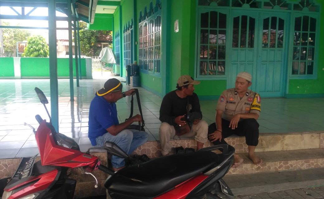 Tingkatkan Keimanan Bhabinkamtibmas Sholat Dzuhur Berjamaah Di Masjid Al Islah Desa Rawa Burung Kec. Kosambi