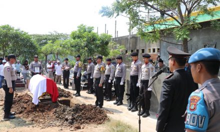 Upacara Pemakaman Aiptu I Gede Tengson Dipimpin Kapolsek Teluknaga