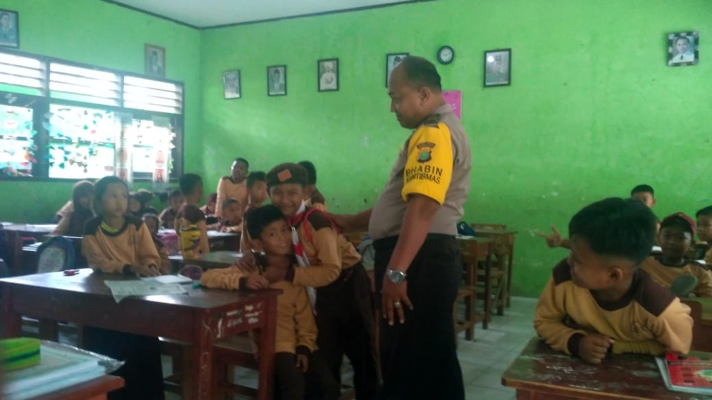 Jalin Silaturrahmi Bhabinkamtibmas Sambangi Sekolah Sebagai Giat Polkiss