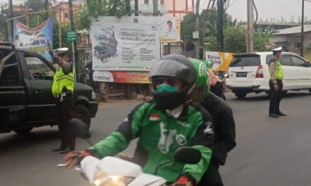 Anggota Polsek Cipondoh Atur Arus Lalu Lintas